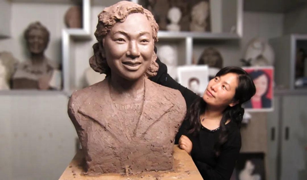 她在陵园当雕塑师